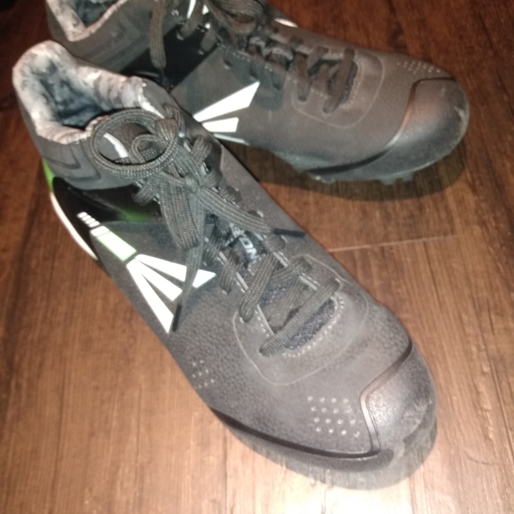 Softball baseball cleats